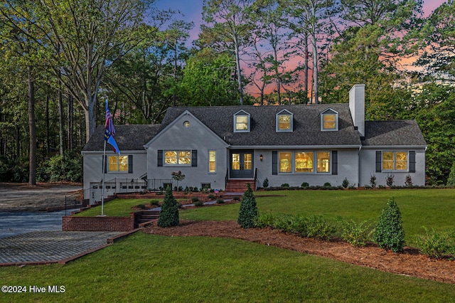 view of front facade with a yard