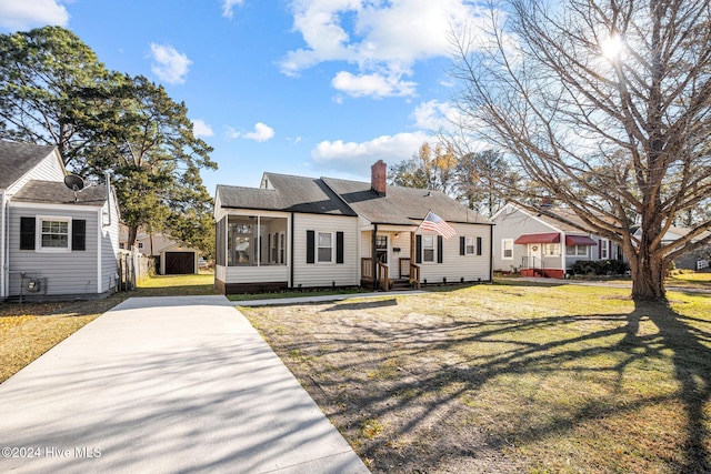 view of front of house featuring a front lawn