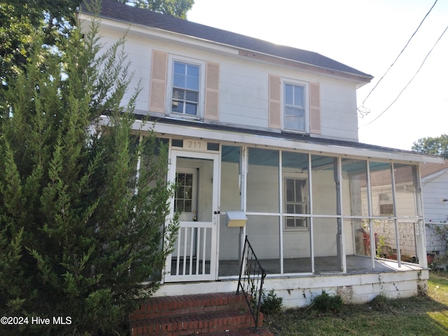 217 E Broad St, Elizabeth City, NC 27909 - farmhouse-style home featuring a sunroom