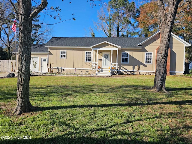 view of front of property featuring a front yard