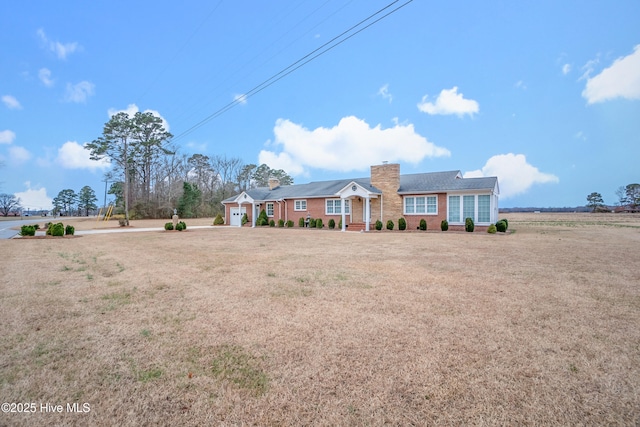 view of front of home featuring a front yard and a garage