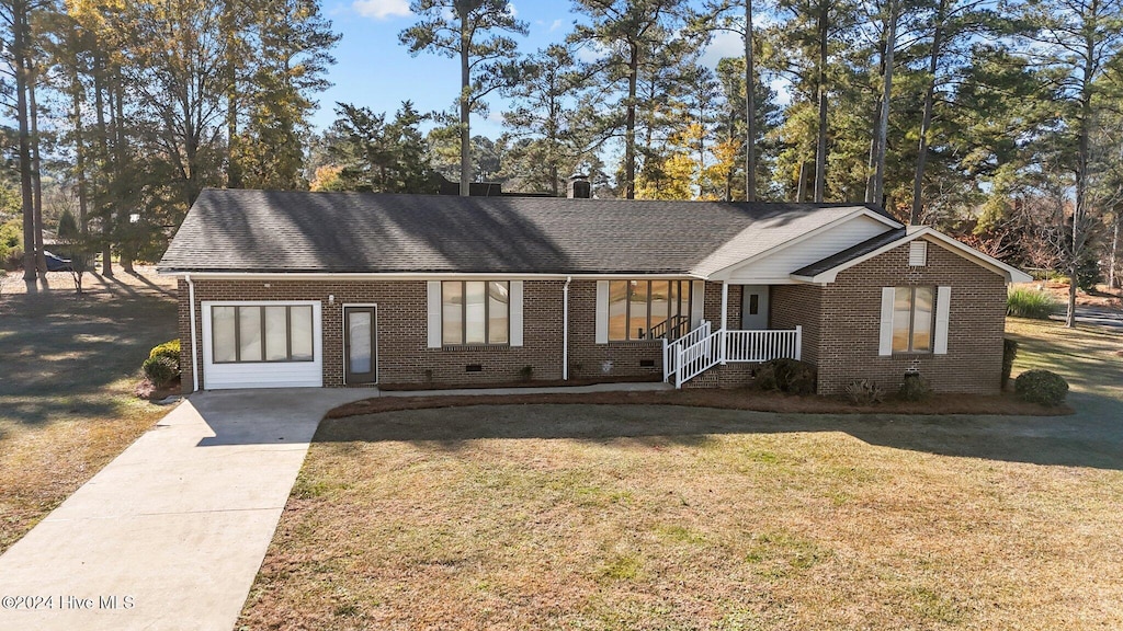 view of front of home featuring a front lawn