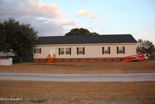 view of front of property featuring a yard