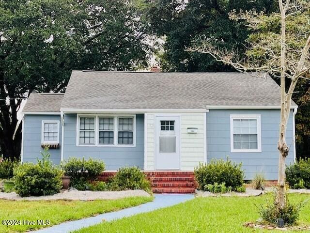 view of front facade featuring a front yard