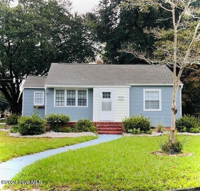 view of front facade featuring a front yard