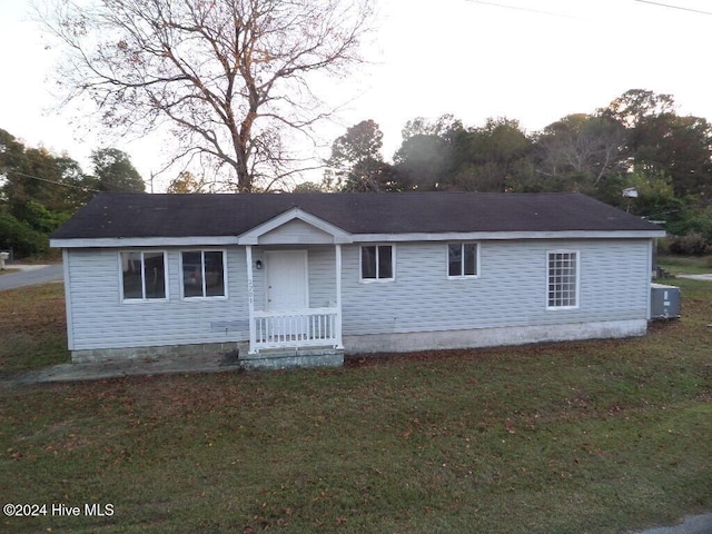 view of front of property with a front yard