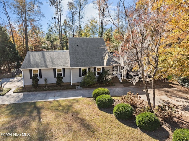 new england style home featuring a front yard