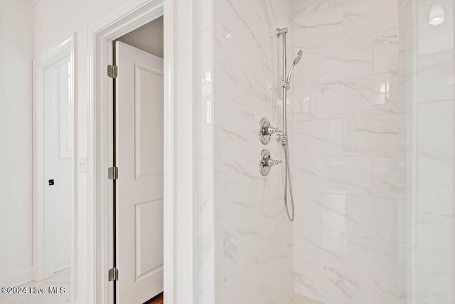 bathroom featuring tiled shower