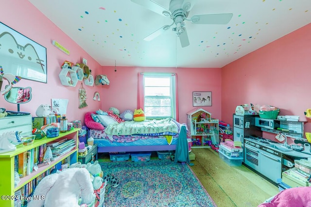 bedroom with light hardwood / wood-style flooring and ceiling fan