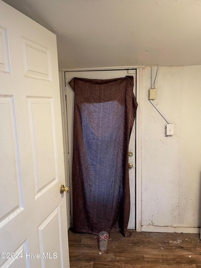 room details with hardwood / wood-style floors