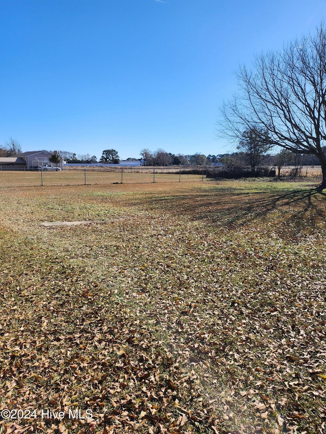 view of yard featuring a rural view