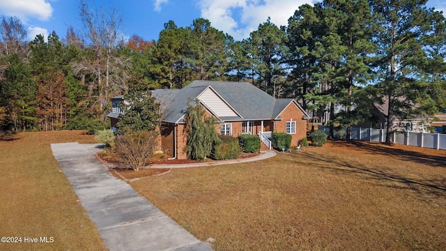 view of front of property featuring a front yard