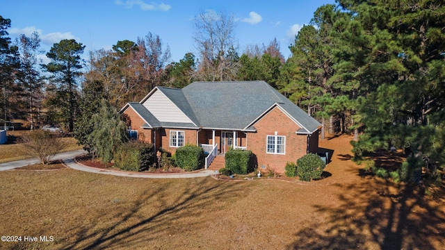 view of front facade featuring a front lawn