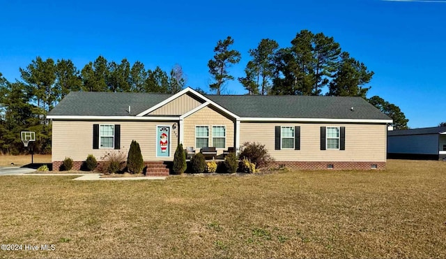 manufactured / mobile home featuring a front lawn