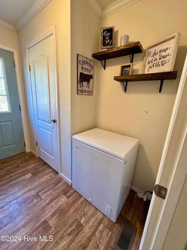 washroom with crown molding and hardwood / wood-style floors