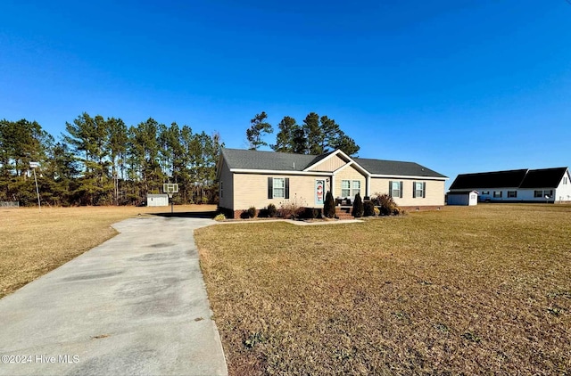 ranch-style house featuring a front lawn