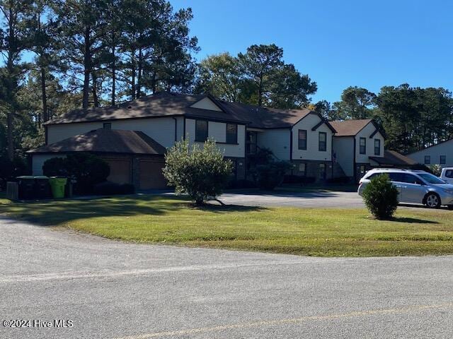 view of front of home featuring a front yard