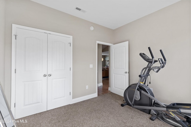 exercise room with carpet flooring