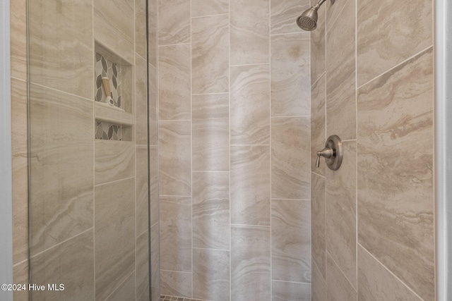 details featuring tiled shower