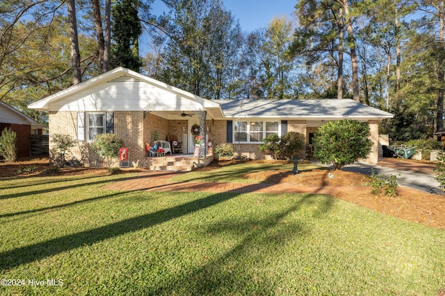 ranch-style house with ceiling fan, covered porch, and a front yard