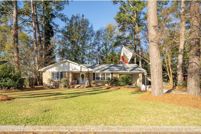 ranch-style house featuring a front lawn