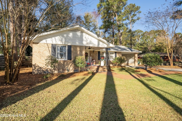 view of front of home featuring ceiling fan and a front lawn