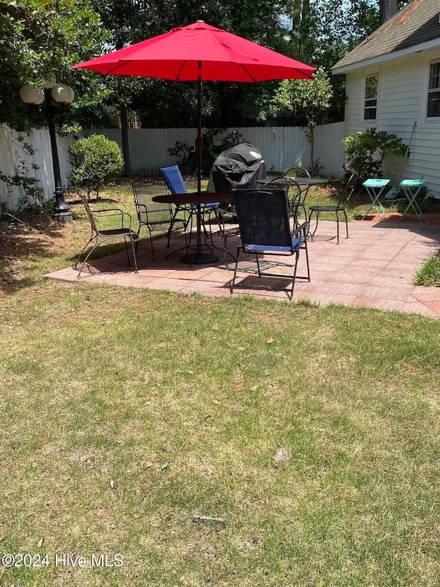 view of yard with a patio area