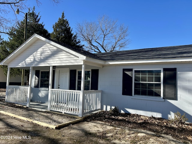 view of front of house featuring a porch