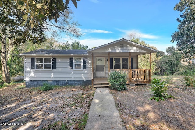 ranch-style house featuring covered porch