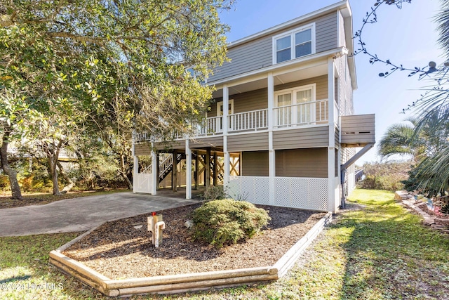 front facade featuring a porch and a carport