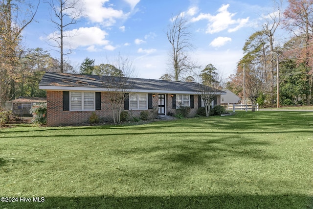 ranch-style home featuring a front lawn