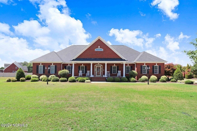 view of front facade featuring a front lawn