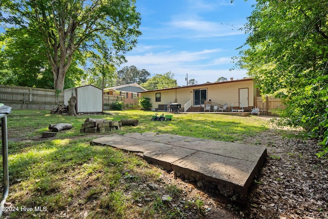 view of yard featuring a storage unit