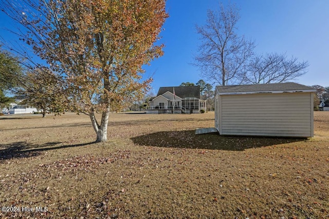 view of yard featuring a storage unit