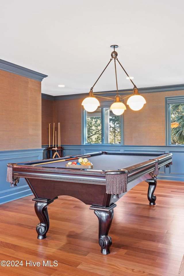 playroom with light wood-type flooring, crown molding, and pool table