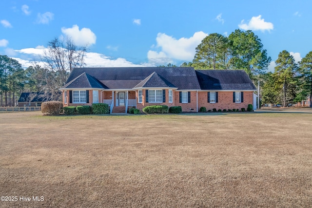 view of front of property featuring a front yard