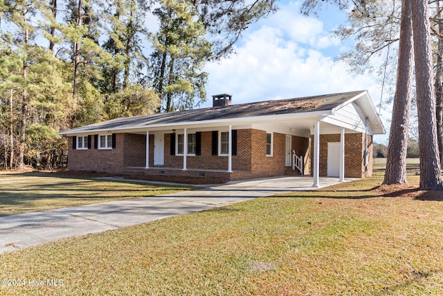 view of front of property with covered porch, a front lawn, and a carport