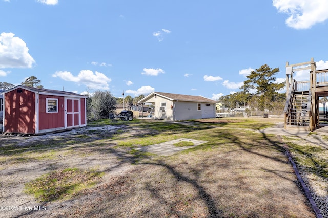 view of yard featuring a storage shed