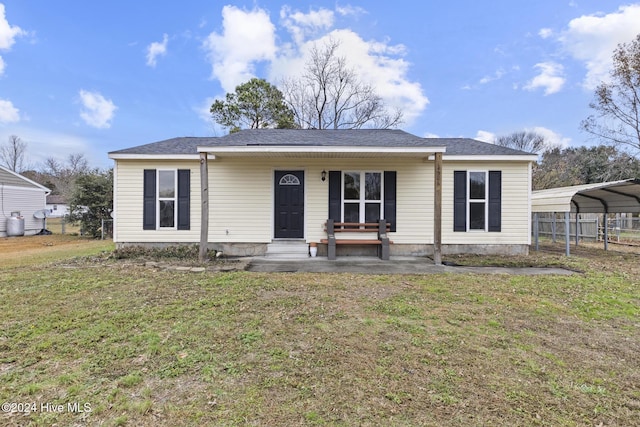 view of front of house featuring a front lawn and a carport