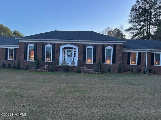 view of front facade with a front yard