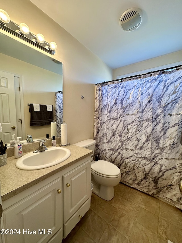 bathroom with a shower with curtain, vanity, and toilet