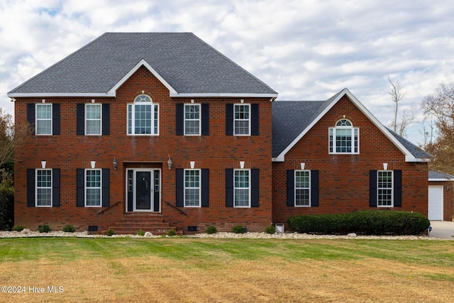 colonial inspired home featuring a front yard