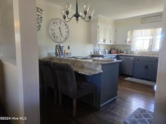 kitchen featuring white cabinetry, dark wood-type flooring, a notable chandelier, kitchen peninsula, and ornamental molding