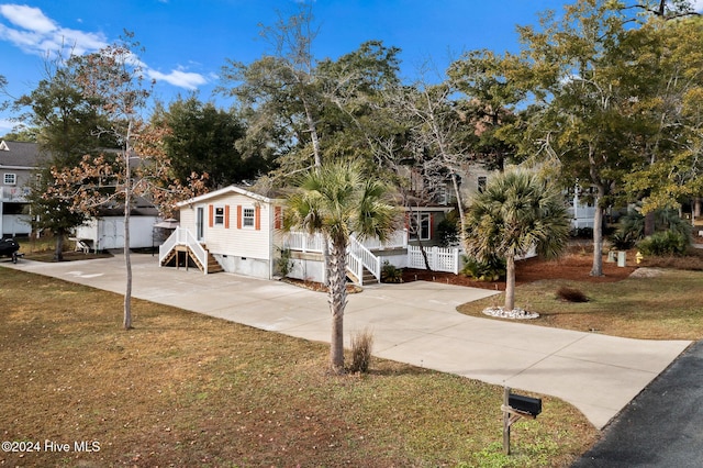 view of front of home with a front lawn