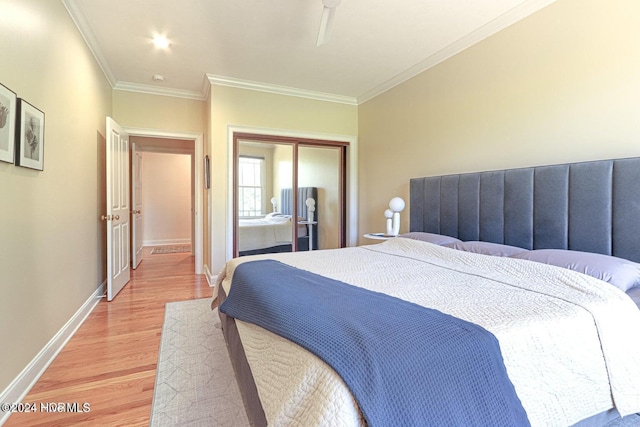 bedroom with hardwood / wood-style floors, a closet, crown molding, and ceiling fan