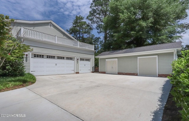 215 Inverrary Rd, Pinehurst, NC 28374 - garage featuring driveway