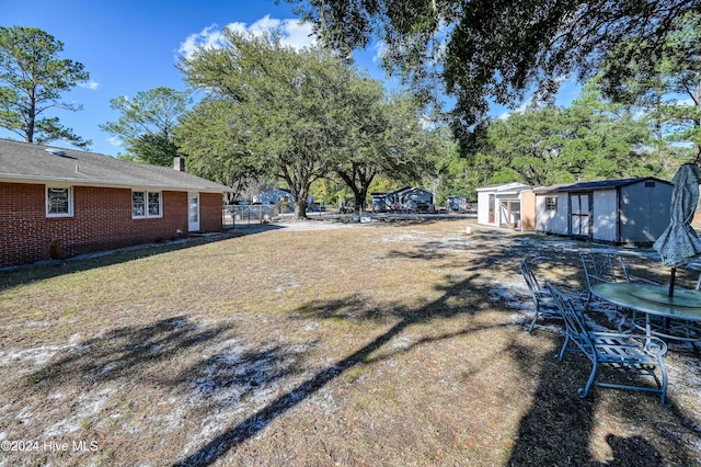 view of yard with a storage shed