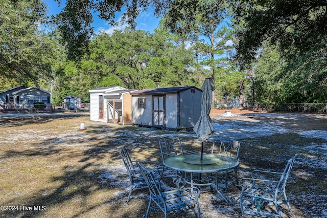 view of yard featuring a storage shed