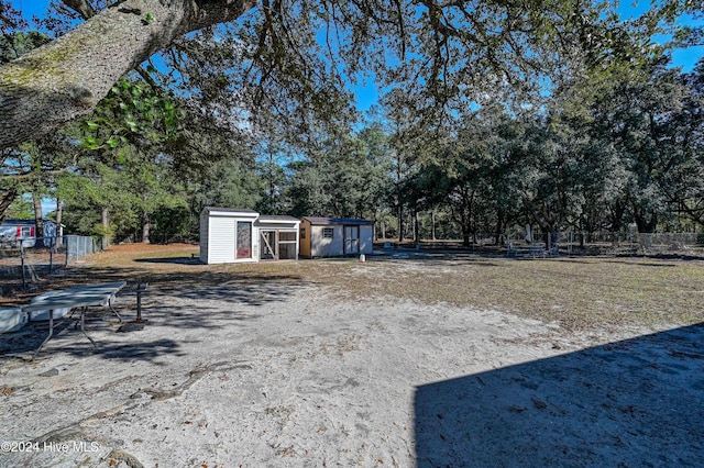 view of yard featuring an outdoor structure