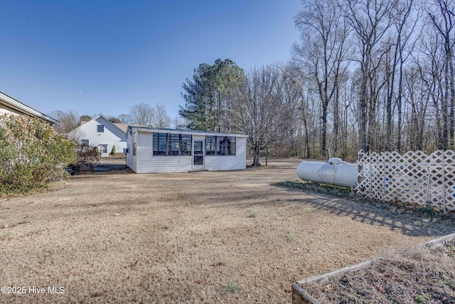 view of front of house featuring a front lawn